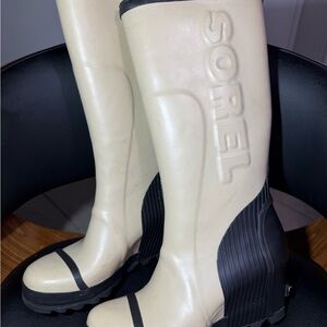 Sorel Women's Cream and Black Tall Rain Boots Sz 9 US used Great condition!